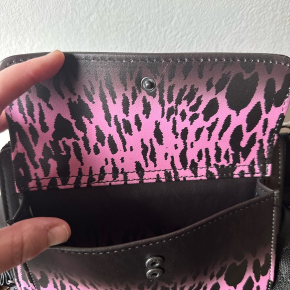 Ed Hardy Black & Pink Leopard Print Crossbody Wallet Bag with Wristlet Strap NWT - Picture 7 of 9